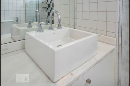 Apartamento à venda com 150m², 4 quartos e 2 vagas Apartamento à venda com 150m², 4 quartos e 2 vagasBanheiro da Suíte 1