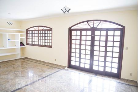 Sala de casa à venda com 4 quartos, 252m² em Vila Picinin, São Paulo