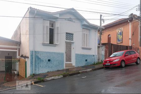 Casa à venda com 122m², 8 quartos e 2 vagas Casa à venda com 122m², 8 quartos e 2 vagasFachada