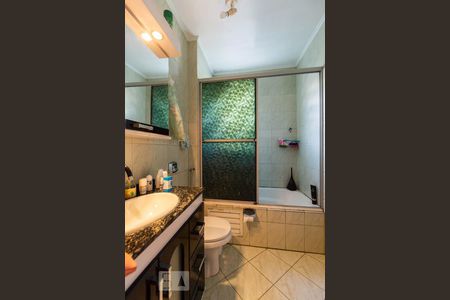 Banheiro de apartamento à venda com 3 quartos, 118m² em Nonoai, Porto Alegre