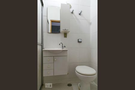 Banheiro de kitnet/studio para alugar com 1 quarto, 33m² em República, São Paulo