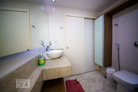 Banheiro social de apartamento à venda com 2 quartos, 65m² em Icaraí, Niterói