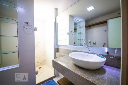 Banheiro social de apartamento à venda com 2 quartos, 65m² em Icaraí, Niterói