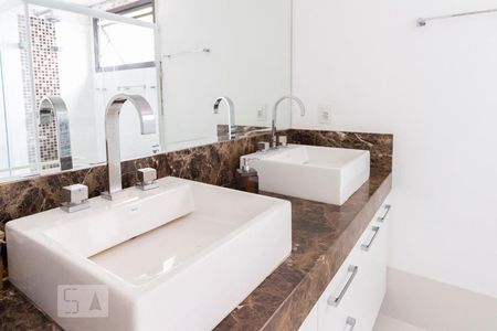 Apartamento à venda com 254m², 3 quartos e 3 vagasDetalhe banheiro suite