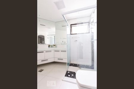 Banheiro  de apartamento à venda com 3 quartos, 254m² em Tatuapé, São Paulo