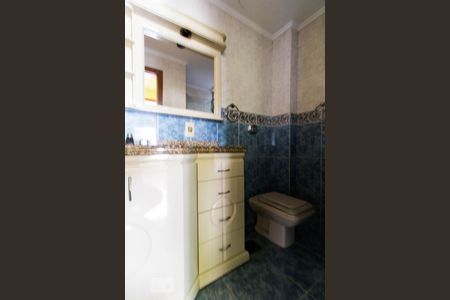 Banheiro de apartamento à venda com 1 quarto, 47m² em Passo da Areia, Porto Alegre