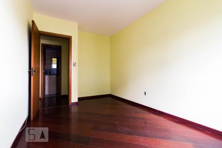 Quarto de apartamento à venda com 1 quarto, 47m² em Passo da Areia, Porto Alegre