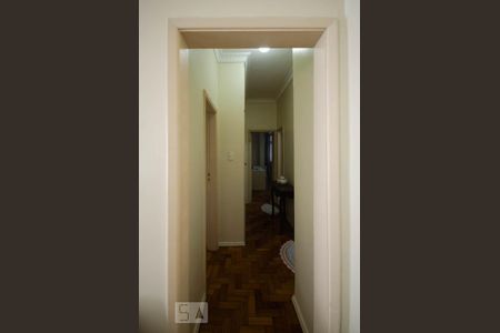 Corredor de acesso ao dormitórios e banheiro de apartamento para alugar com 2 quartos, 104m² em Leblon, Rio de Janeiro