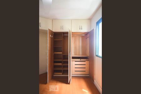 Apartamento à venda com 75m², 2 quartos e 2 vagasArmário da suíte 