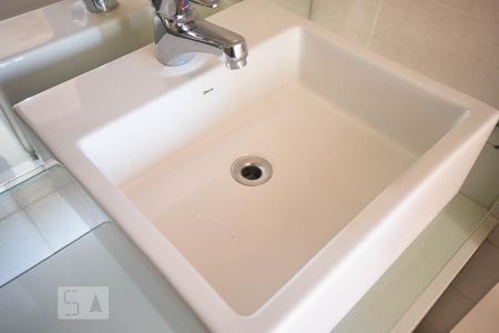 Apartamento à venda com 75m², 2 quartos e 2 vagasDetalhe do banheiro suíte