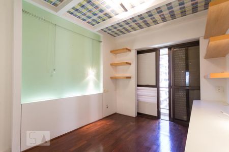 Apartamento à venda com 300m², 4 quartos e 3 vagas Apartamento à venda com 300m², 4 quartos e 3 vagasQuarto