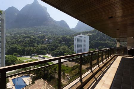 Apartamento à venda com 300m², 4 quartos e 3 vagas Apartamento à venda com 300m², 4 quartos e 3 vagasVaranda