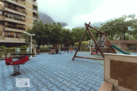 Apartamento à venda com 300m², 4 quartos e 3 vagas Apartamento à venda com 300m², 4 quartos e 3 vagasPlayground