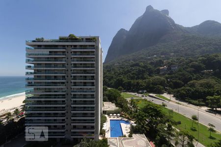 Apartamento à venda com 300m², 4 quartos e 3 vagas Apartamento à venda com 300m², 4 quartos e 3 vagasVista