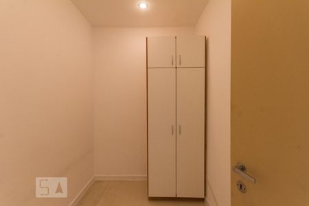 Apartamento à venda com 300m², 4 quartos e 3 vagas Apartamento à venda com 300m², 4 quartos e 3 vagasQuarto de Serviço