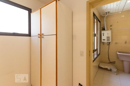 Apartamento à venda com 300m², 4 quartos e 3 vagas Apartamento à venda com 300m², 4 quartos e 3 vagasQuarto de Serviço 2