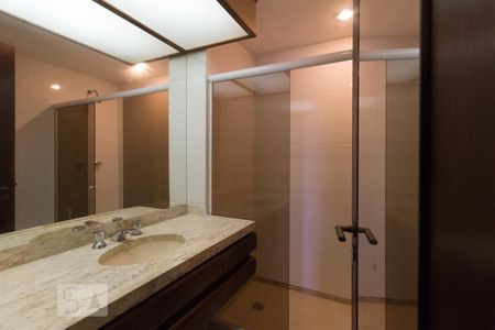 Apartamento à venda com 300m², 4 quartos e 3 vagas Apartamento à venda com 300m², 4 quartos e 3 vagasBanheiro (Suíte 2)