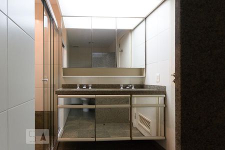 Apartamento à venda com 300m², 4 quartos e 3 vagas Apartamento à venda com 300m², 4 quartos e 3 vagasBanheiro (Suíte)