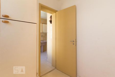 Apartamento à venda com 300m², 4 quartos e 3 vagas Apartamento à venda com 300m², 4 quartos e 3 vagasQuarto de Serviço 2