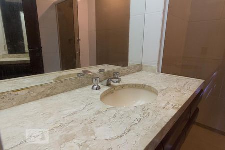 Apartamento à venda com 300m², 4 quartos e 3 vagas Apartamento à venda com 300m², 4 quartos e 3 vagasBanheiro (Suíte 2)