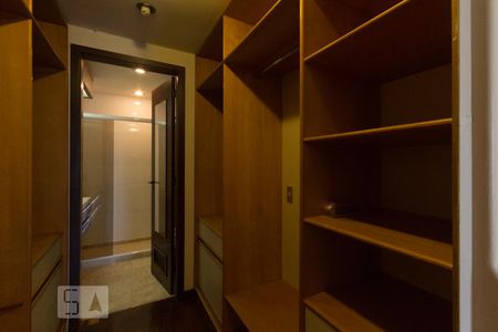 Apartamento à venda com 300m², 4 quartos e 3 vagas Apartamento à venda com 300m², 4 quartos e 3 vagasCloset Suíte 2