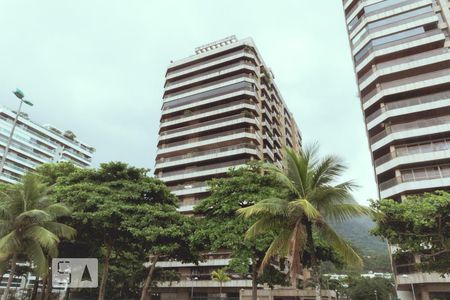 Apartamento à venda com 300m², 4 quartos e 3 vagas Apartamento à venda com 300m², 4 quartos e 3 vagasFachada
