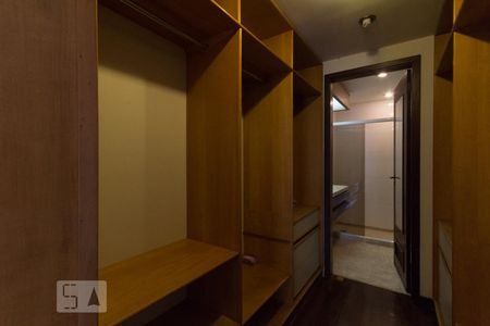 Apartamento à venda com 300m², 4 quartos e 3 vagas Apartamento à venda com 300m², 4 quartos e 3 vagasCloset Suíte 2