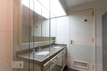 Apartamento à venda com 300m², 4 quartos e 3 vagas Apartamento à venda com 300m², 4 quartos e 3 vagasBanheiro (Suíte)