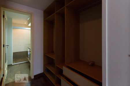 Apartamento à venda com 300m², 4 quartos e 3 vagas Apartamento à venda com 300m², 4 quartos e 3 vagasCloset
