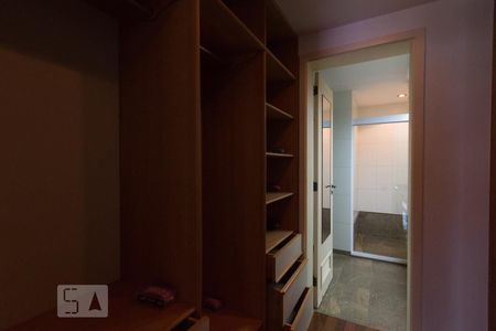 Apartamento à venda com 300m², 4 quartos e 3 vagas Apartamento à venda com 300m², 4 quartos e 3 vagasCloset