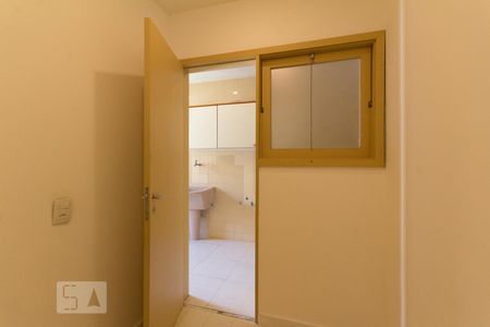 Apartamento à venda com 300m², 4 quartos e 3 vagas Apartamento à venda com 300m², 4 quartos e 3 vagasQuarto de Serviço