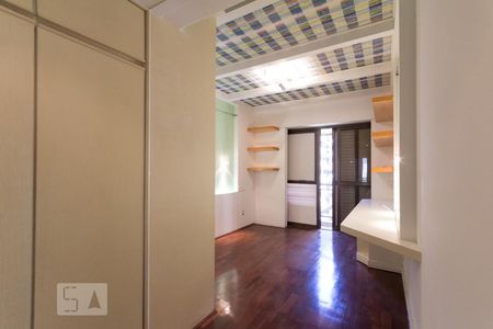 Apartamento à venda com 300m², 4 quartos e 3 vagas Apartamento à venda com 300m², 4 quartos e 3 vagasQuarto