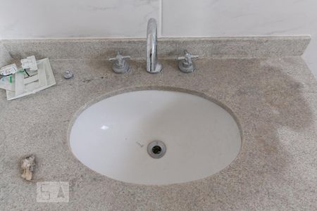 Apartamento à venda com 63m², 2 quartos e 1 vagaDetalhe do banheiro da suíteCozin