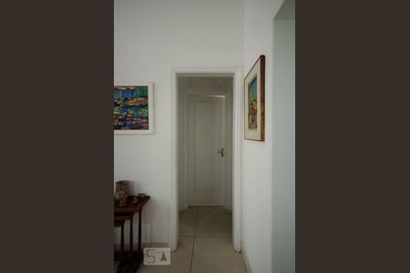 Hall de acesso aos dormitórios de apartamento para alugar com 2 quartos, 110m² em Leblon, Rio de Janeiro