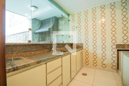 Casa à venda com 460m², 7 quartos e 5 vagas Casa à venda com 460m², 7 quartos e 5 vagasCozinha - Fundos