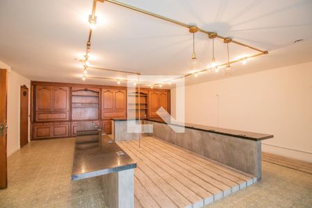 Casa à venda com 460m², 7 quartos e 5 vagas Casa à venda com 460m², 7 quartos e 5 vagasSalão - Fundos