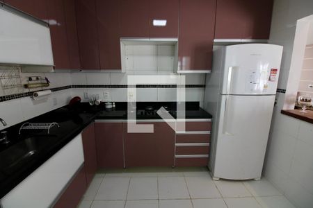 Casa de condomínio à venda com 240m², 3 quartos e 1 vaga Casa de condomínio à venda com 240m², 3 quartos e 1 vagaCozinha