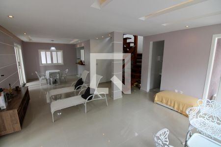 Casa de condomínio à venda com 240m², 3 quartos e 1 vaga Casa de condomínio à venda com 240m², 3 quartos e 1 vagaSala