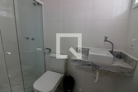 Casa de condomínio à venda com 240m², 3 quartos e 1 vaga Casa de condomínio à venda com 240m², 3 quartos e 1 vagaBanheiro da Suíte 2