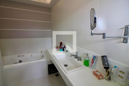 Casa de condomínio à venda com 240m², 3 quartos e 1 vaga Casa de condomínio à venda com 240m², 3 quartos e 1 vagaBanheiro da Suíte