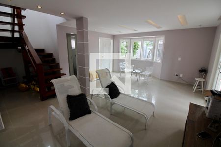 Casa de condomínio à venda com 240m², 3 quartos e 1 vaga Casa de condomínio à venda com 240m², 3 quartos e 1 vagaSala