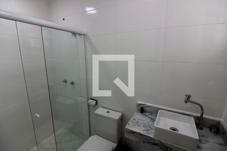 Casa de condomínio à venda com 240m², 3 quartos e 1 vaga Casa de condomínio à venda com 240m², 3 quartos e 1 vagaBanheiro da Suíte 2