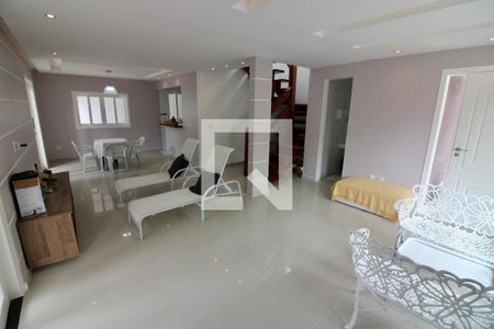 Casa de condomínio à venda com 240m², 3 quartos e 1 vaga Casa de condomínio à venda com 240m², 3 quartos e 1 vagaSala