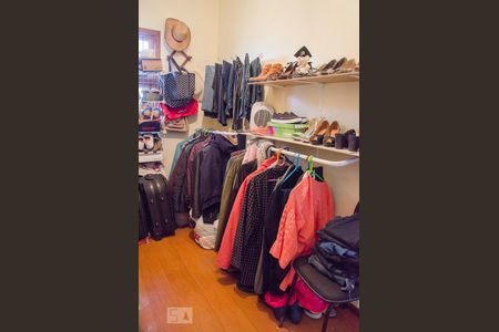 Casa à venda com 340m², 5 quartos e 5 vagas Casa à venda com 340m², 5 quartos e 5 vagasCloset