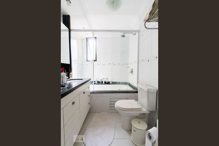 Apartamento à venda com 177m², 3 quartos e 4 vagasBanheiro Suíte 2