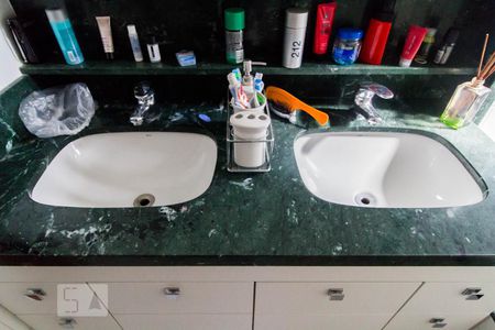 Apartamento à venda com 177m², 3 quartos e 4 vagasBanheiro Suíte 2