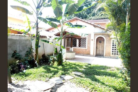 Casa à venda com 250m², 6 quartos e 4 vagas Casa à venda com 250m², 6 quartos e 4 vagasEntrada