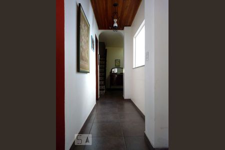 Casa à venda com 250m², 6 quartos e 4 vagas Casa à venda com 250m², 6 quartos e 4 vagasCorredor