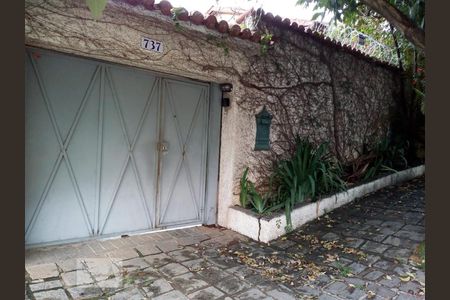 Casa à venda com 250m², 6 quartos e 4 vagas Casa à venda com 250m², 6 quartos e 4 vagasEntrada