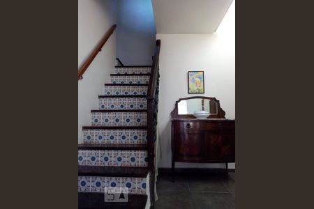 Casa à venda com 250m², 6 quartos e 4 vagas Casa à venda com 250m², 6 quartos e 4 vagasEscada